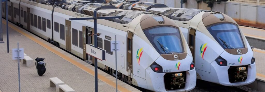 Financement de la Phase 3 du TER : quatre milliards de FCFA éjectés par l’Union européenne L’Union européenne (UE) a décidé d’injecter six millions d’euros, soit près de quatre milliards de francs CFA, au financement de la phase 3 du Train express régional (TER), a annoncé, le mardi 03 mars, le ministre sénégalais des Infrastructures et des Transports terrestres et aériens, Yankhoba Diémé. « Aujourd’hui, nous avons la bonne nouvelle que l’Union européenne a décidé d’injecter 6 millions d’euros en plus de ce que l’Agence française de développement (AFD) a fait, c'est-à-dire 4 millions d’euros (plus de 2,6 milliards FCFA). Donc une dizaine de millions d’euros déjà pour que mes services puissent engager cette troisième phase qui consiste à étendre le TER jusqu’à Thiès et Mbour», a déclaré le ministre, au cours d'une visite du commissaire européen aux Partenariats internationaux et aux Affaires intérieures. Le ministre a aussi souligné que 1200 milliards de FCFA ont déjà été investis dans ce projet par l'État du Sénégal, un montant qui, d'après lui, aurait pu faire Dakar-Tambacounda (plus de 500km). «Quand on ne peut pas changer ce qui est fait, on doit pouvoir changer ce qui doit l’être. Et ce qui doit être changé, c’est aujourd’hui d’étendre le TER pour qu’il ait sa vocation régionale, qu’il aille jusqu’à Thiès et pourquoi pas jusqu’à Mbour. Ce qu’il faut faire, c’est d’optimiser les charges à travers des frais d’entretien », a-t-il indiqué.