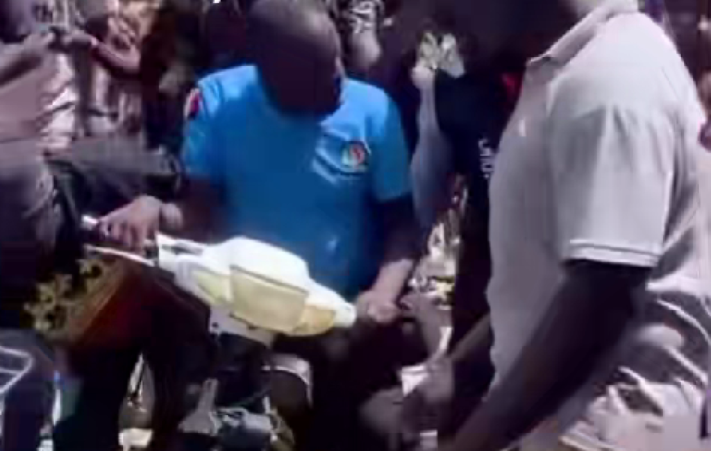 Insolite à Thiès : Des « jakartamen » arrêtent un ASP sans casque et le livrent à la police