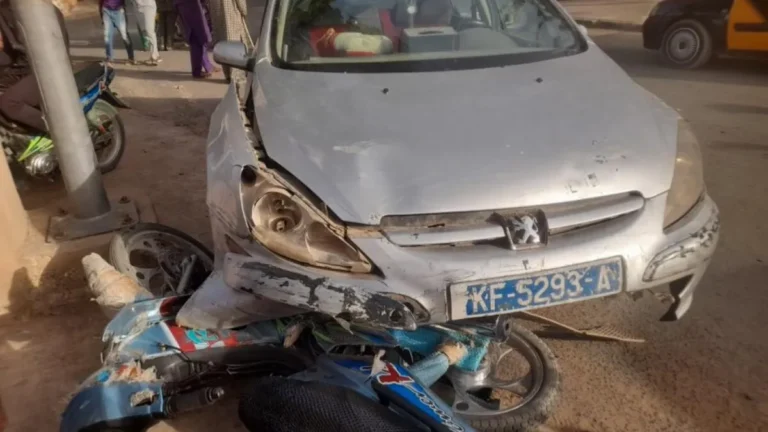 Thiès, collision entre un véhicule et une moto : une femme grièvement blessée