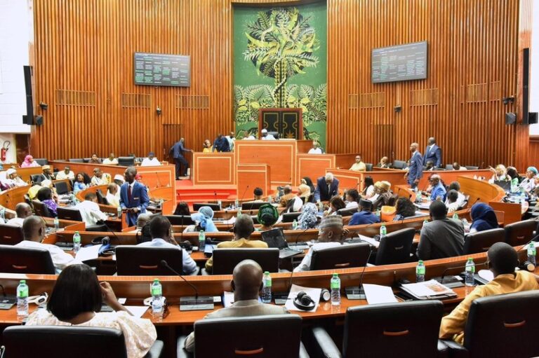 Sénégal : l’Assemblée nationale adopte, sans surprise, une loi contre l’absentéisme des députés