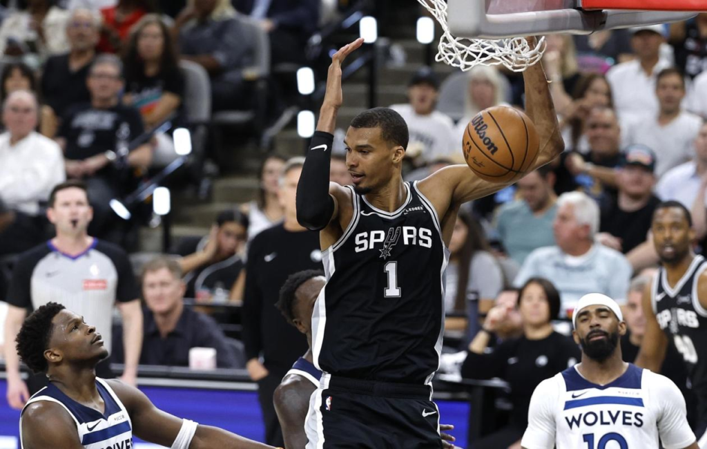 Play-offs NBA: Wembanyama revanchard, les Spurs à un succès de la finale de conférence