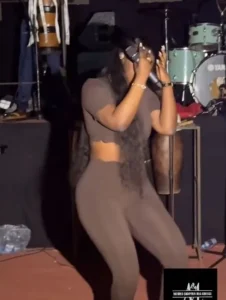 Mia Guissé, en tenue moulante, enflamme la scène avec une danse sensuelle (photos)