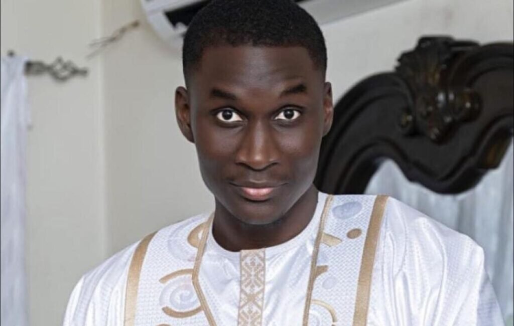 Près d’un an après les faits, l’affaire Seydina Ababacar Ndiaye continue de susciter une « vive émotion au Sénégal ». Cet ingénieur de 30 ans et ancien basketteur professionnel est porté disparu depuis le 25 mai 2025, une situation qui avait rapidement provoqué un tollé après les premières explications des secours, rembobine Les Échos. Selon un communiqué de la Brigade nationale des sapeurs-pompiers, consulté par le journal, le jeune homme avait été localisé le 27 mai à la plage de Yoff Tonghor dans « un état de détresse », apparaissant « conscient, couché à même le sol, refusant de parler et souffrant de coup de froid ». Lors de son évacuation vers un centre de santé, il serait toutefois devenu agité avant de parvenir à s’enfuir de l’ambulance à hauteur du cimetière de Yoff en forçant la porte arrière. Depuis cet épisode, il reste introuvable, alimentant l’incompréhension dans l’opinion publique face aux circonstances de sa disparition. « Vérité et justice » Face aux zones d'ombre persistantes, Aïssatou Ndiaye, la grande sœur du disparu, a lancé une pétition citoyenne en ligne qui a réuni des milliers de signatures. Dans une lettre adressée au Premier ministre, les signataires exigent que toute la lumière soit faite, que « les responsabilités soient établies » et que l'État déploie « tous les moyens techniques et humains disponibles » pour retrouver sa trace, rapporte le quotidien d'information.