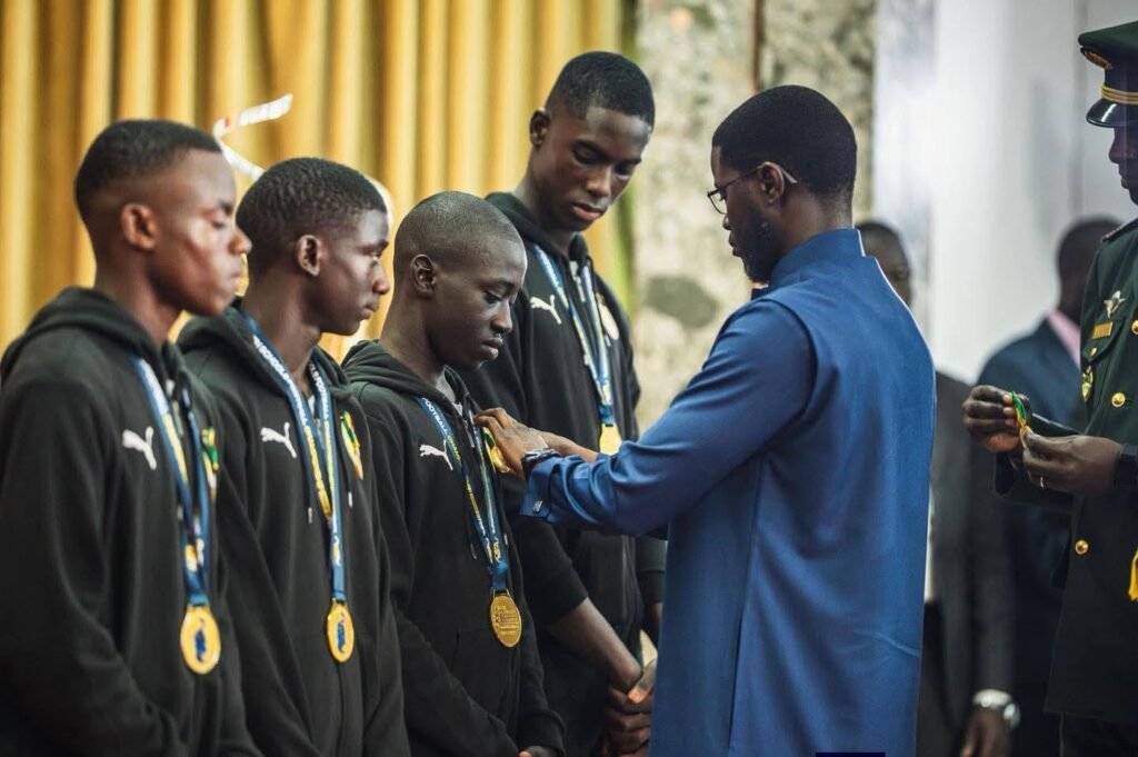 iPad, enveloppes financières et bourses : le Président Diomaye annonce 311 millions FCFA de récompenses pour les U17 et U15 iPad, enveloppes financières et bourses : le Président Diomaye annonce 311 millions FCFA de récompenses pour les U17 et U15