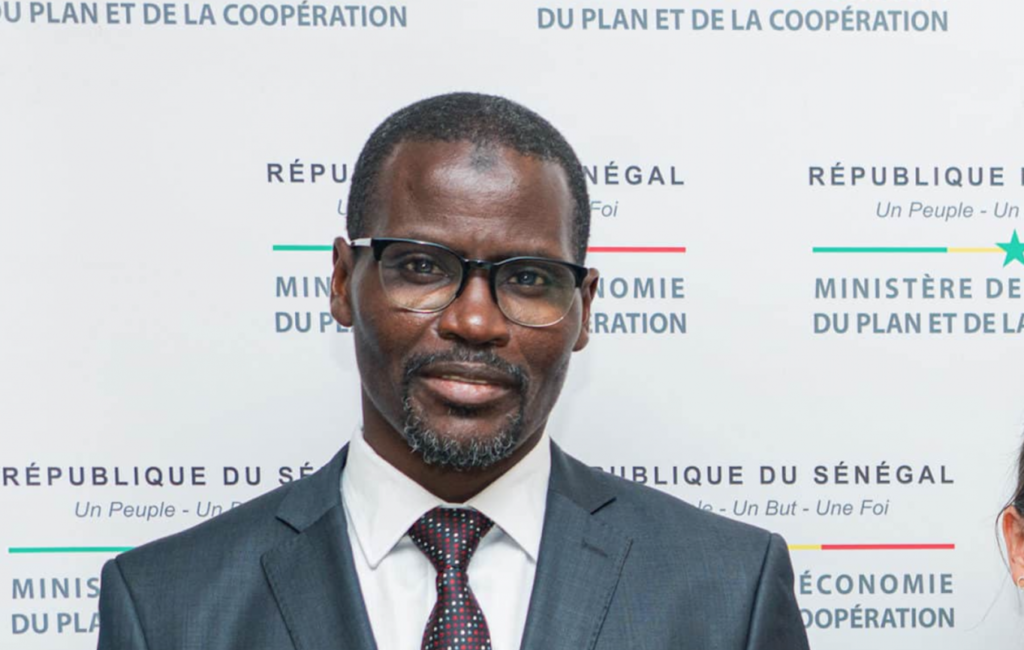 Le président de la République, Bassirou Diomaye Faye, a signé le décret n°2026-1130 du 1er juin 2026 fixant la composition du nouveau gouvernement dirigé par le Premier ministre Ahmadou Alamine Mohamed Lo. Décret n° 2026-1130 fixant la composition du Gouvernement Article premier : Sont nommés membres du Gouvernement : M. Yankoba Diémé, ministre des Forces armées ; M. Cheikh Diba, ministre de l’Économie, des Finances et du Plan ; M. Mohamedou Makhtar Cissé, ministre de l’Intérieur et de la Sécurité publique ; M. Cheikh Niang, ministre de l’Intégration africaine, des Affaires étrangères et des Sénégalais de l’extérieur ; M. Moussa Sarr , ministre de la Justice, garde des Sceaux ; Mme Marie-Angélique Mame Selbé Diouf, ministre de la Famille, de l’Action sociale et des Solidarités ; M. Boubacar Camara, ministre de l’Enseignement supérieur, de la Recherche et de l’Innovation ; M. El Hadji Abdourahmane Diouf, ministre de l’Énergie et du Pétrole ; M. Serigne Guèye Diop, ministre de l’Industrie et du Commerce ; M. Cheikh Tidiane Dièye, ministre de l’Hydraulique et de l’Assainissement ; M. Moustapha Mamba Guirassy, ministre de l’Éducation nationale ; M. Ibrahima Sy, ministre de la Santé et de l’Hygiène publique ; M. Moussa Bala Fofana, ministre de l’Urbanisme, des Collectivités territoriales et de l’Aménagement des territoires ; M. Déthié Fall, ministre des Infrastructures ; M. Bakary Sarr, ministre de la Communication et des Relations avec les Institutions, porte-parole du Gouvernement ; M. Alioune Dione, ministre de la Microfinance et de l’Économie sociale et solidaire ; M. Serigne Oumar Ba, ministre de l’Agriculture, de la Souveraineté alimentaire et de l’Élevage ; M. Samba Diouf, ministre des Télécommunications et du Numérique ; M. Mamoudou Lamine Dianté, ministre de la Fonction publique, du Travail et de la Réforme du service public ; Mme Mme Djireye Clotilde COLY, ministre de la Jeunesse et des Sports ; M. Alpha Thiam ministre de la Culture, de l’Artisanat et du Tourisme ; M. Idrissa Samb, ministre de l’Emploi et de la Formation professionnelle et technique ; M. Cheikh Oumar Seck, ministre des Mines et de la Géologie ; M. Aliou Gory Diouf, ministre de l’Environnement et de la Transition écologique ; M. Abdou Ahad ndiaye, ministre des Transports terrestres et aériens ; Mme Ami Mara, ministre des Pêches et de l’Économie maritime. Sont également nommés : M. Bassirou Sarr, ministre auprès du ministre de l’Économie, des Finances et du Plan, chargé du Budget ; M. Alenard Diop, ministre auprès du ministre de l’Économie, des Finances et du Plan, chargé de l’Économie, du Plan et de la Coopération ; M. Ousmane Diagne, ministre auprès du ministre de l’Agriculture, de la Souveraineté alimentaire et de l’Élevage, chargé de l’Élevage ; Mme Mame Coumba Diop, ministre auprès du ministre de la Culture, de l’Artisanat et du Tourisme, chargée de la Culture, des Industries créatives et du Patrimoine historique. Monsieur le Président de la République a nommé M. Papa Assane Touré, inspecteur général d’État, ministre, secrétaire général du Gouvernement.