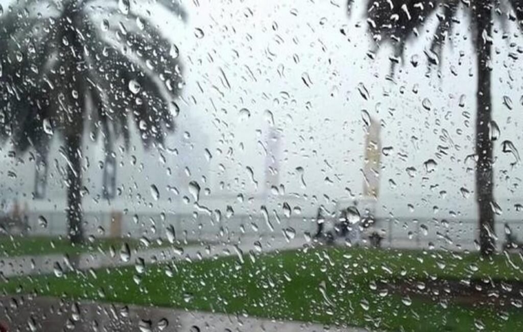 Les premières pluies significatives de la saison hivernale se sont abattues dans la nuit du 8 au 9 juin sur plusieurs localités de la région de Kédougou, apportant un souffle d’espoir aux producteurs agricoles qui attendaient avec impatience le démarrage effectif de la campagne agricole 2026. Selon les relevés pluviométriques enregistrés par les différents postes de la région, des quantités importantes d’eau ont été recueillies. Le département de Saraya a enregistré la plus forte pluviométrie avec 73 millimètres, suivi de Mako (48 mm), Dakately (37 mm), Kédougou Station (35,9 mm), la commune de Salémata avec 33 mm et Kédougou Agricole (32 mm). D’autres localités ont également reçu des précipitations appréciables : Bandafassi (25,1 mm), Fongo (24,8 mm), Laminiya (20 mm), Salémata (19 mm), Khossanto (16,2 mm) et Sabodala (13 mm). Ces premières pluies dites « utiles » constituent un signal important pour le monde rural. Bien que les prévisions saisonnières laissent entrevoir une installation de l’hivernage jugée normale à légèrement tardive, les cumuls enregistrés au cours de cette première séquence pluvieuse laissent penser que la saison des pluies est désormais engagée dans la région orientale. Dans les villages comme dans les zones de production, les agriculteurs ont déjà entamé les préparatifs des champs. Défrichage, nettoyage des parcelles et travaux préliminaires occupent actuellement les producteurs qui se tiennent prêts à lancer les premiers semis dès que les conditions seront réunies. Du côté des services techniques, les opérations de mise en place des intrants et du matériel agricole se poursuivent. Les services départementaux du développement rural s’activent afin de rendre disponibles semences, engrais et équipements avant l’installation complète de l’hivernage, dans le but d’assurer un bon déroulement de la campagne agricole. Après plusieurs semaines d’attente marquées par des températures élevées et une forte demande du monde paysan, ces premières précipitations ravivent ainsi l’espoir d’une saison agricole favorable dans une région où l’agriculture demeure l’un des principaux leviers de développement économique et social. Avec ces premières pluies abondantes, la campagne agricole 2026 semble bel et bien lancée dans la région de Kédougou.